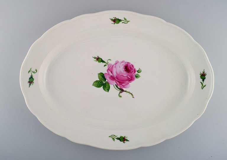 Kolossalt antikt Meissen serveringsfad i håndmalet porcelæn med lyserøde roser. Tidligt 1900-tallet.