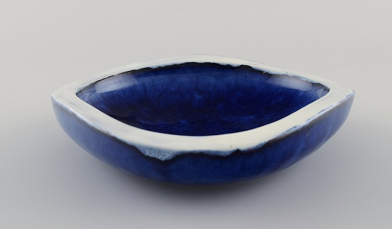 Vicke Lindstrand for Upsala-Ekeby. Skål i glaseret keramik. Smuk glasur i blå nuancer. 1950