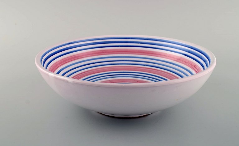 Ingrid Atterberg for Upsala Ekeby. Stor skål i glaseret stentøj. Stribet design i blå og lyserøde nuancer. Dateret 1951-52.  