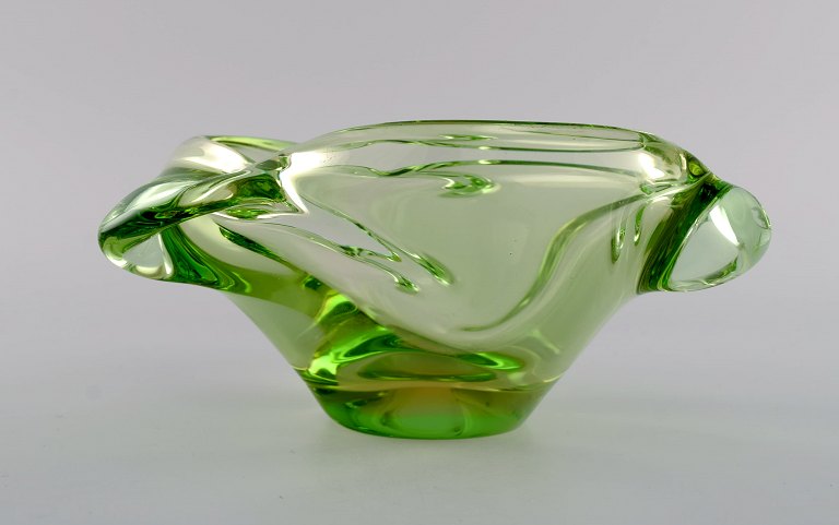 Green Murano bowl in mouth blown art glass. 1960s.