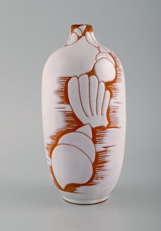 Anna Lisa Thomson (1905-1952), Sverige. Vase i hvidglaseret keramik med muslingeskaller og konkylie. Ca. 1950.