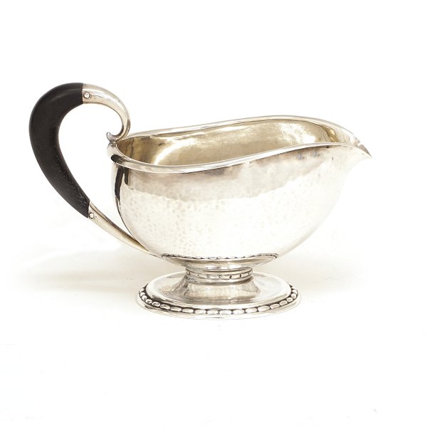 Kraftig Georg Jensen sauciere i sterlingsølv. #290B. Perioden 1933-44. H: 11,3cm. V: 312gr
