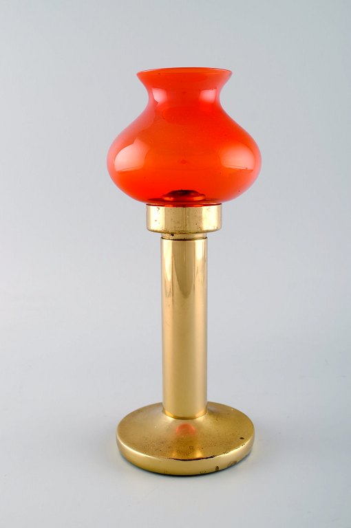 HANS-AGNE JAKOBSSON for A/B MARKARYD. Olielampe i messing og rødt kunstglas. 1960/70
