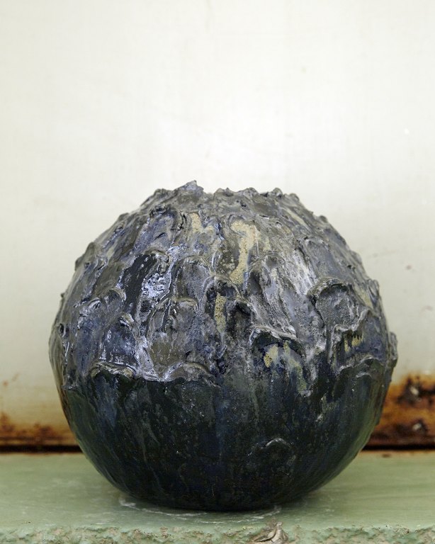 Christina Muff, dansk samtidskeramiker (f. 1971). Vase af gråt stentøjsler med lava fra Christina Muff’s ‘Seed’ serie. Vasen erdekoreret med ler og glaseret med smuk, mørkeblå glasur med gulestrejf.