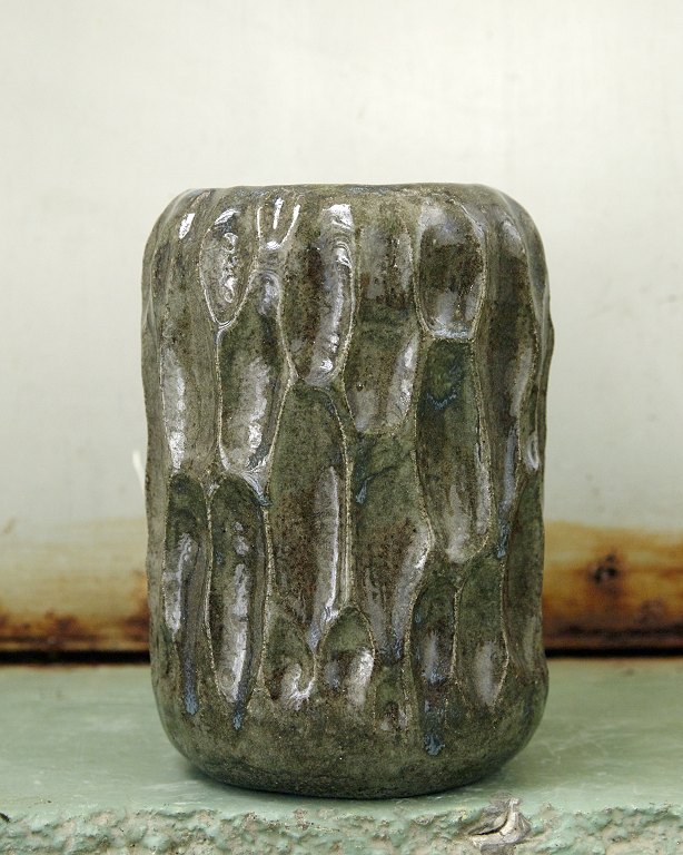 Christina Muff, dansk samtidskeramiker (f. 1971). Unikavase af gråt stentøjsler, lavaler, med udskæringer. Transparent, blank glasur med blå nuancer, som mineraler i jorden.