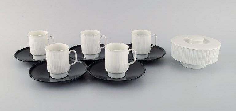 Tapio Wirkkala for Rosenthal. Fem porcelaine noire mokkakopper med underkopper og sukkerskål i sort / hvidt riflet porcelæn. Designet i 1962. 