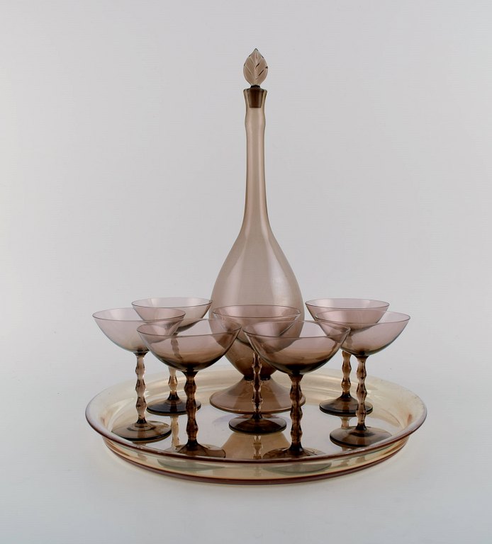 Simon Gate for Orrefors. Art deco likørsæt i røgfarvet mundblæst kunstglas. Syv glas, karaffel og bakke. 1930