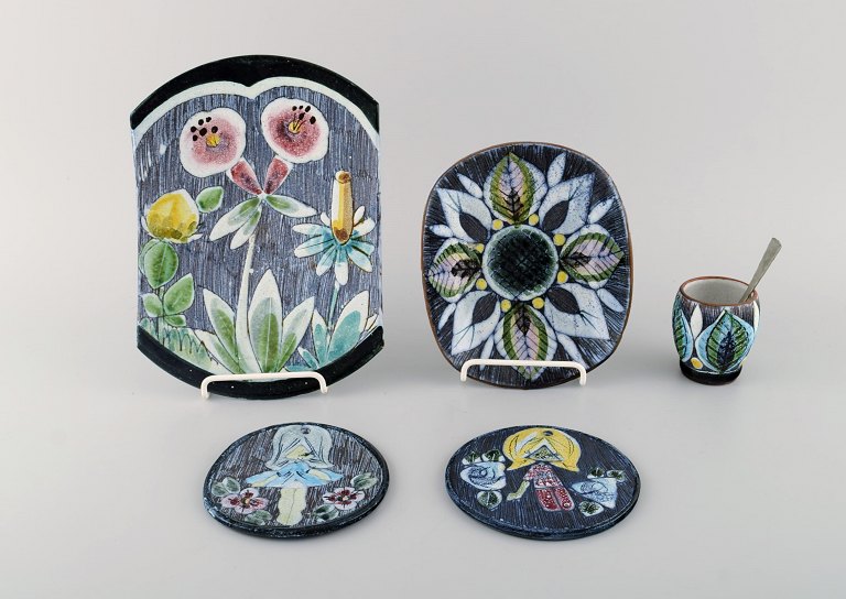 Tilgmans, Sverige. En samling glaseret keramik dekoreret med piger og blomstermotiver. 1960