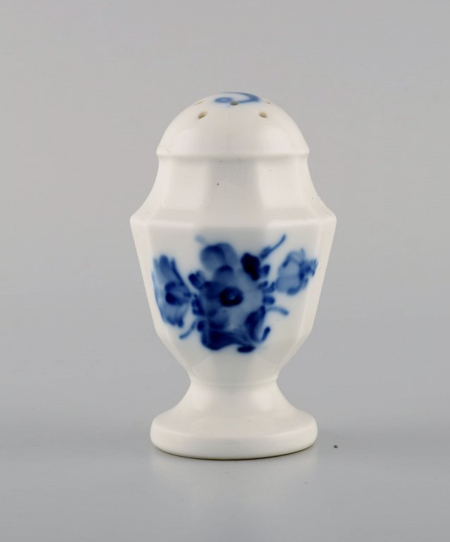 Royal Copenhagen blå blomst kantet saltbøsse. Modelnummer 8621.