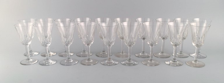 St. Louis, Belgium. 19 glasses in mouth blown crystal glass. 1930 / 40s.