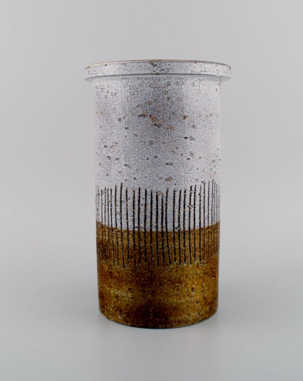 Mari Simmulson (1911-2000) for Upsala-Ekeby. Cylindrisk vase i glaseret keramik. Midt 1900-tallet.