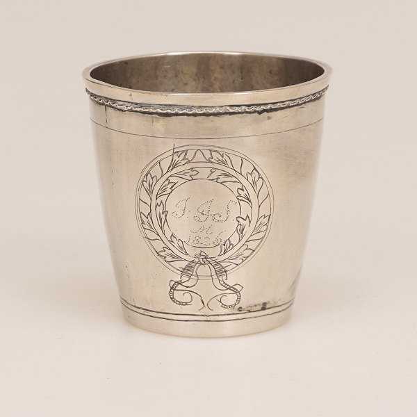 Søren Christensen, Varde, 1820-43: Lille Sølvbæger prydet med tre kartoucher, hvori stiliserede blomster og navnetræk i laurbærkrans. Dateret 1826. H: 6,5cm. V: 74gr