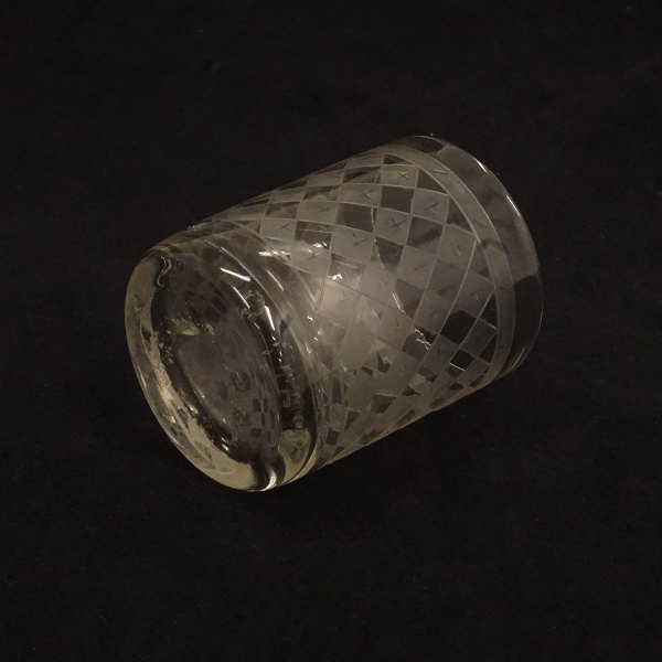 Sæt på fire vandglas med delvist forgyldt harlekinmønster. Cirka år 1880. H: 8,3cm