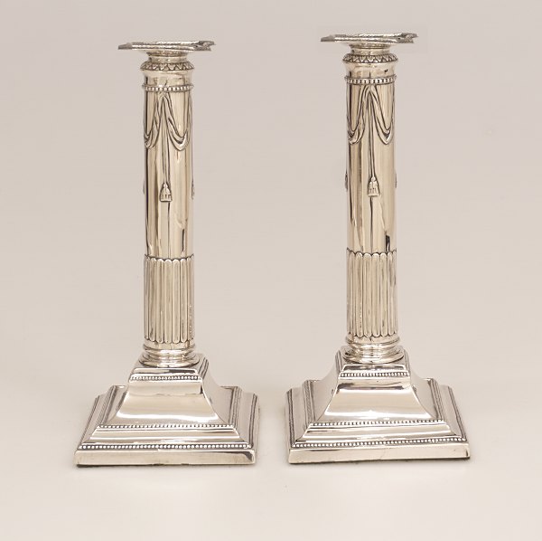 Joachim Heinrich Berckhan II, Hamburg: A pair of late 18th century Louis XVI-silvercandlesticks. Circa 1785. H: 24,5cm