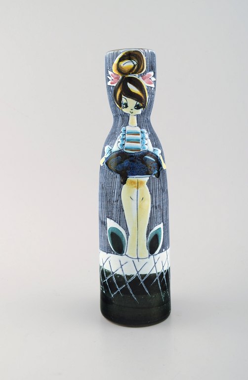 Tilgmans, Sverige. Vase i glaseret keramik med ung kvinde. Midt 1900-tallet.