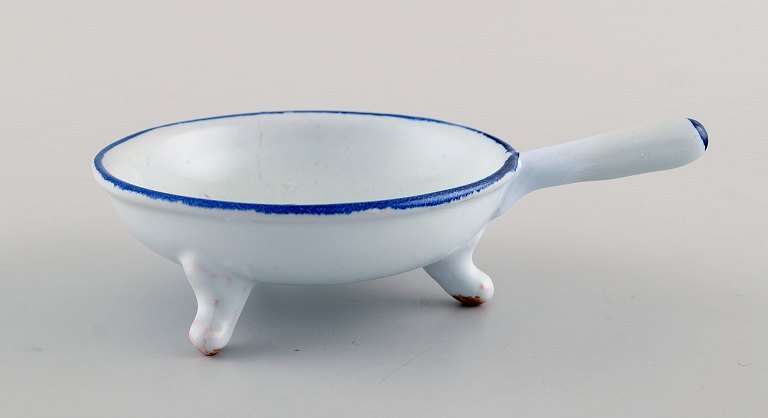 Emile Gallé for St. Clement, Nancy. Antik skål med hank på trefod i håndmalet fajance med våbenskjold. 1870/80