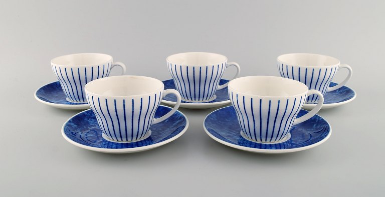 Jackie Lynd for Duka. Fem Blues tekopper med underkopper i glaseret stentøj med blå dekoration. Svensk design, tidligt 2000-tallet.