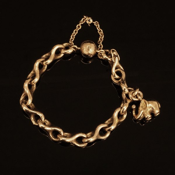 Ole Lynggaard: Ottetals armlænke i 14kt guld med kuglelås og charm i form af elefant med 0,02ct stor diamant i snabel. L armlænke: ca. 21cm. V: 54,1gr