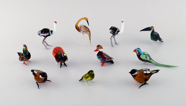 Swedish glass art. 11 miniature figures in the form of birds in mouth-blown art glass. 1970 / 80s.