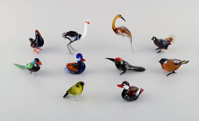 Swedish glass art. Ten miniature figures in the form of birds in mouth-blown art glass. 1970 / 80s.
