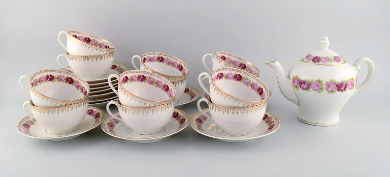KPM, Berlin. Teservice til 12 personer i håndmalet porcelæn med blomster- og gulddekoration. Ca. 1930.