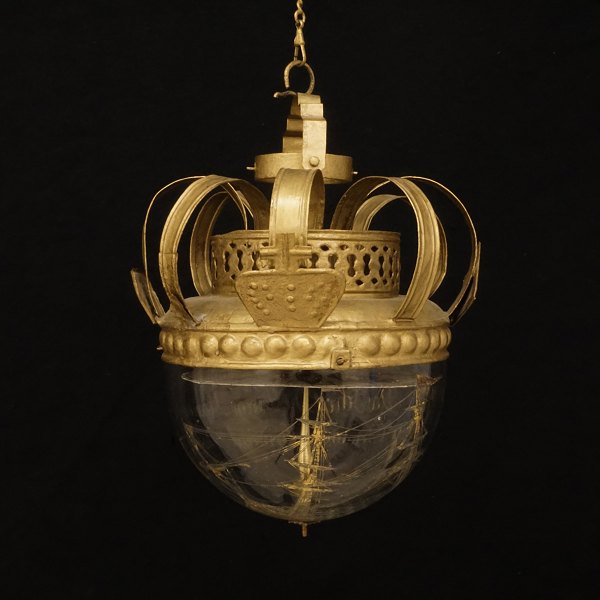 Sladrekompas med forgyldt krone og kardansk ophæng. Kuppel med indskriften "Das Schiff die Junge Marianne 1803. Comdüre Andreas Daal" samt afbildning af skibet førende Dannebrog med Christian C7s kronede monogram. Hidrørende fra Rømø. H: 26cm