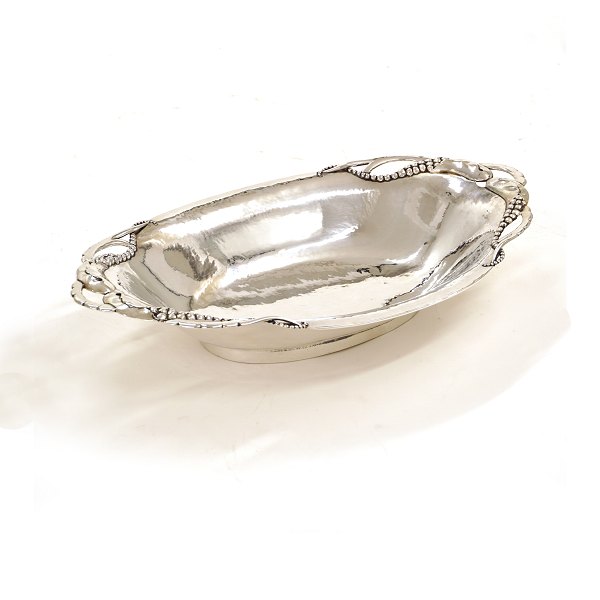 Kraftig let hammerslået brødkurv i sølv. Cirka år 1930. H: 6,5cm. Mål: 21x35cm. V: 571gr