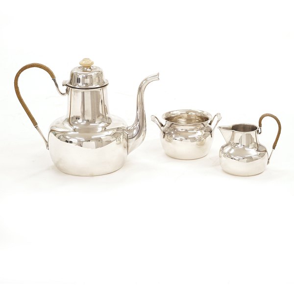 A. Michelsen kaffeservice. Erik Herløw for A. Michelsen: Kaffeservice i sølv med kande og sukker- og flødesæt. Dateret 1947. Kande H: 16cm. Samlet vægt: 744gr