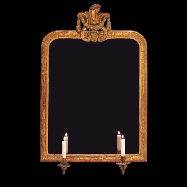 Stort forgyldt kaminspejl med to lampetter. Stockholm, Sverige ca. år 1760. Mål: 95x60cm