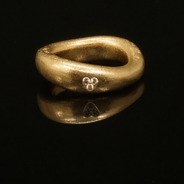 A Charlotte Lynggaard, Copenhagen, 14kt gold Ring with a diamond. Ringsize: 56. W: 9,8gr