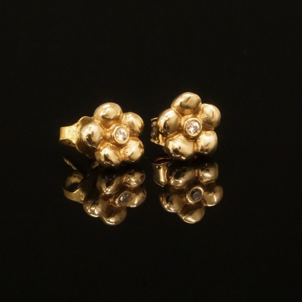 Lynggaard ørestikker Hyldeblomst. Et par 14kt ørestikker med diamant. Stemplet Ole Lynggaard. D: 8mm