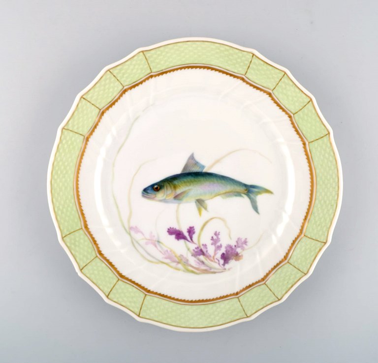 Royal Copenhagen fisketallerken med grøn kant, gulddekoration og fiskemotiv. Model 919/1710. 