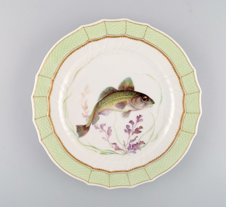 Royal Copenhagen fisketallerken med grøn kant, gulddekoration og fiskemotiv. Model 919/1710. 