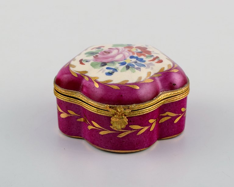 Antikt lågskrin i håndmalet porcelæn med blomster og gulddekoration på lilla baggrund. Sevres stil, tidligt 1900-tallet. 