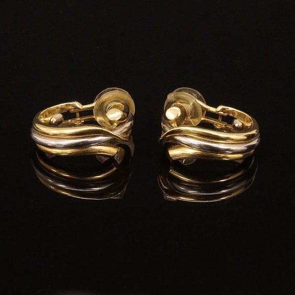 Et par Georg Jensen ørestikker i 18kt guld. #1488. Design af Regitze Overgaard. Stemplet Georg Jensen og Regitze Overgaard. Mål: 20x18mm