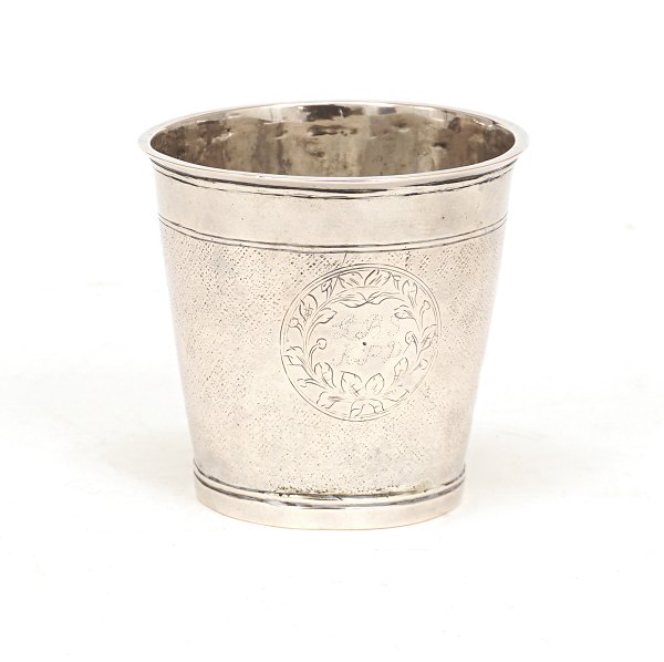 Johan Jacob Schrader, København, 1746-80: Nålepunslet sølvbæger prydet med tre kartoucher, hvori stiliserede blomster og navnetræk. Dateret 1760. Bryllupsgave. H: 8cm. V: 86cm