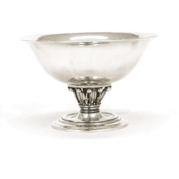Lille Georg Jensen Louvre skål i sølv. Stemplet Georg Jensen og dateret år 1920. H: 8cm. V: 165gr