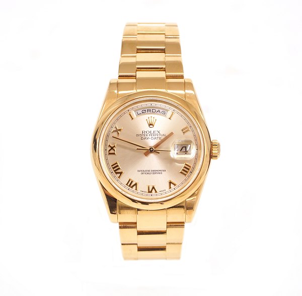Rolex President 18kt guld. Rolex Oyster Perpetual Day-Date i 18kt Roséguld. P-serie fra 2003 i utrolig god stand. Sjældent brugt med få brugsspor og stram lænke. Oprindelig erhvervet hos Peter Jürgensen, Flensborg. Ref. 118205. D: 36mm