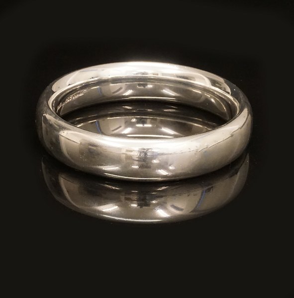 Hans Hansen armring i sterling sølv. Kraftig armring med indvendig diameter på 6,4cm. Stemplet Hans Hansen. V: 78gr