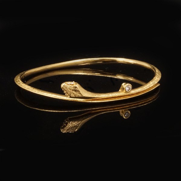 An oval 18kt gold "Snakes"-bangle by Ole Lynggaard, Copenhagen. Size inside: 5,9x4,8cm