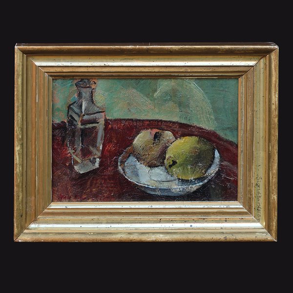 Karl Larsen, 1897-1977, olie på pap. Stilleben med karaffel og frugter. Signeret og dateret 1920. Lysmål: 16x22cm. Med ramme: 25x32cm