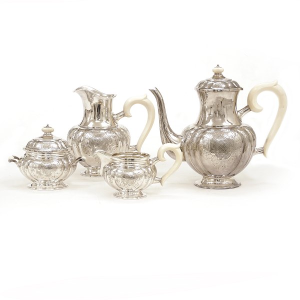 Kaffeservice i sterlingsølv bestående af kaffekande, kande og sukker- & flødesæt alle monteret med greb af elfenben. Fremstillet af Axel Salomonsen, 1933-77, ca. år 1940. Kaffekande H: 22,5cm. Samlet vægt: 1.861gr