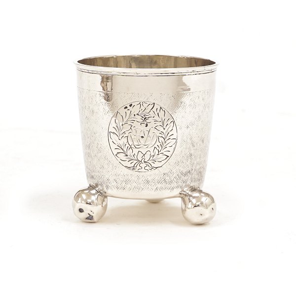 Nålepunslet sølvbæger på kuglefødder fremstillet af Bendix Aagesen Lund, 1695-1737, København. Dateret 1713. H: 7cm. V: 75gr