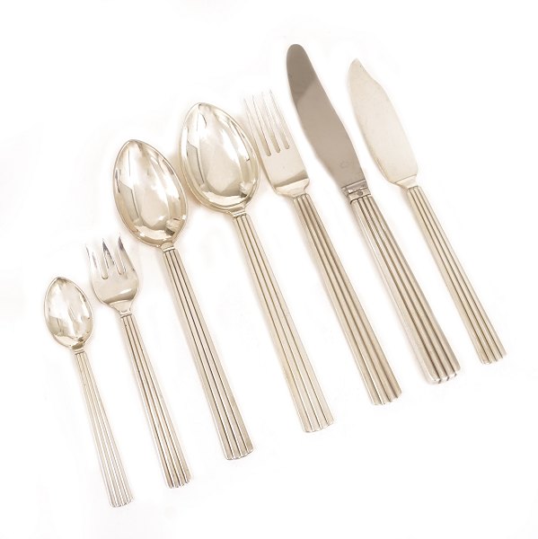 Stort Bernadotte sølvbestik fremstillet af Georg Jensen. Formgivet af Siegvard Bernadotte. Sølvbestik til 12 personer. I alt 105 dele