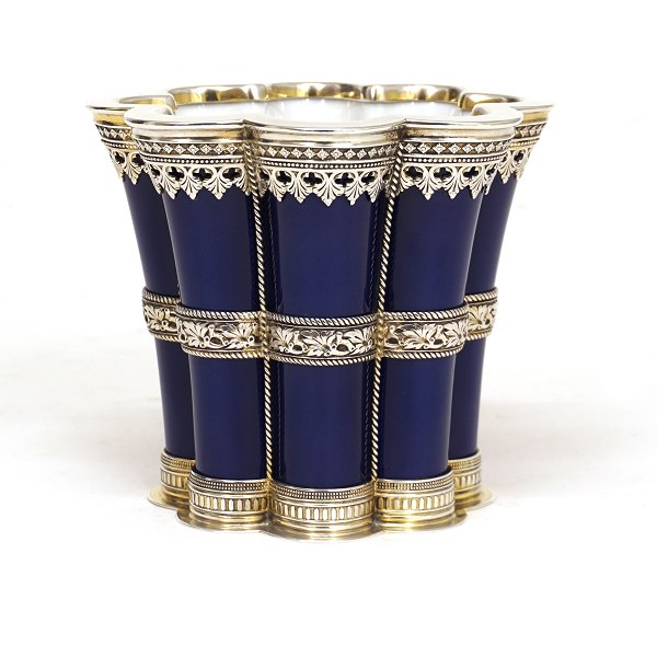 Stort Royal Copenhagen Margrethebæger i porcelæn med sølvmontering fra A. Michelsen. H: 12cm