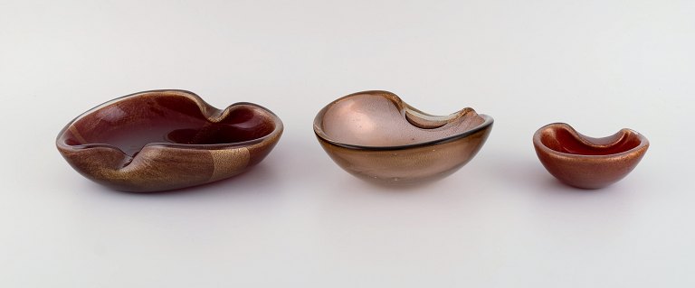 Tre organisk formede Murano skåle i mundblæst kunstglas. Italiensk design, 1960