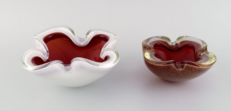 To Murano skåle i rødt og hvidt mundblæst kunstglas. Italiensk design, 1960