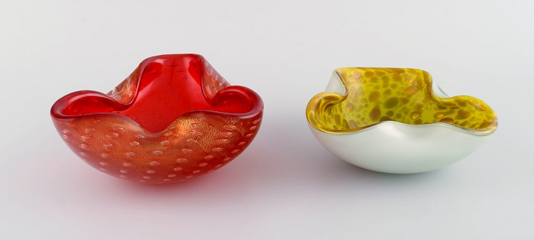 To Murano skåle i mundblæst kunstglas med indlagte bobler. Italiensk design, 1960