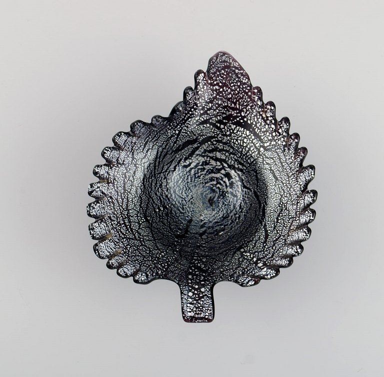 Bladformet Murano skål i sort og sølvfarvet mundblæst kunstglas. Italiensk design, 1960