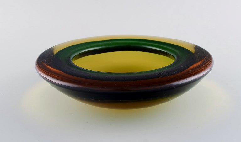 Murano bowl in mouth-blown art glass in amber and green-yellow shades. Italian design, 1960s.